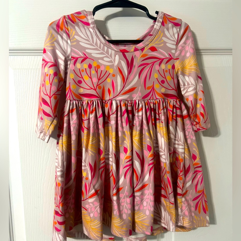 Floral 2T front pocket dress! Adorable for all seasons. 3/4 length sleeves.